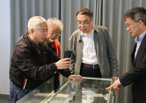 20230416_博物馆专家到横店现场考察_横店CCM_冯立昇_祁庆国_姜玉平_臧根林介绍藏品_26