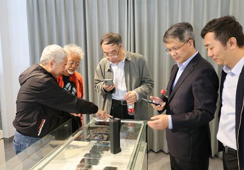 20230416_博物馆专家到横店现场考察_横店CCM_冯立昇_祁庆国_姜玉平_司宏伟_臧根林介绍藏品_30