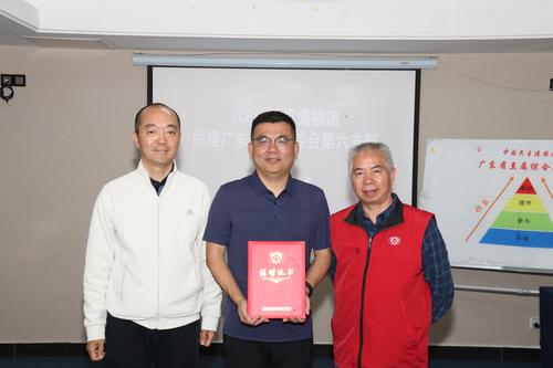 捐赠证书合影 捐赠证书合影